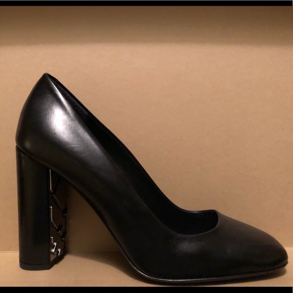 Burberry Black Leather Pumps
